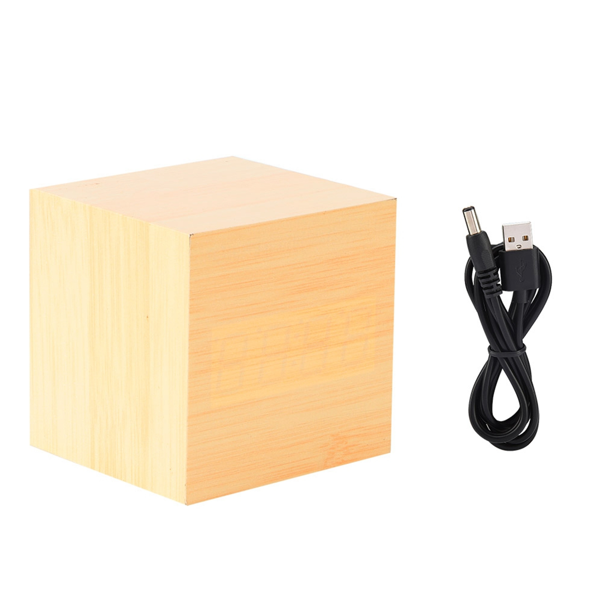 Würfelförmige Lampe aus Holz mit USB-Kabel. Helle Holzfarbe. Weißer Hintergrund.