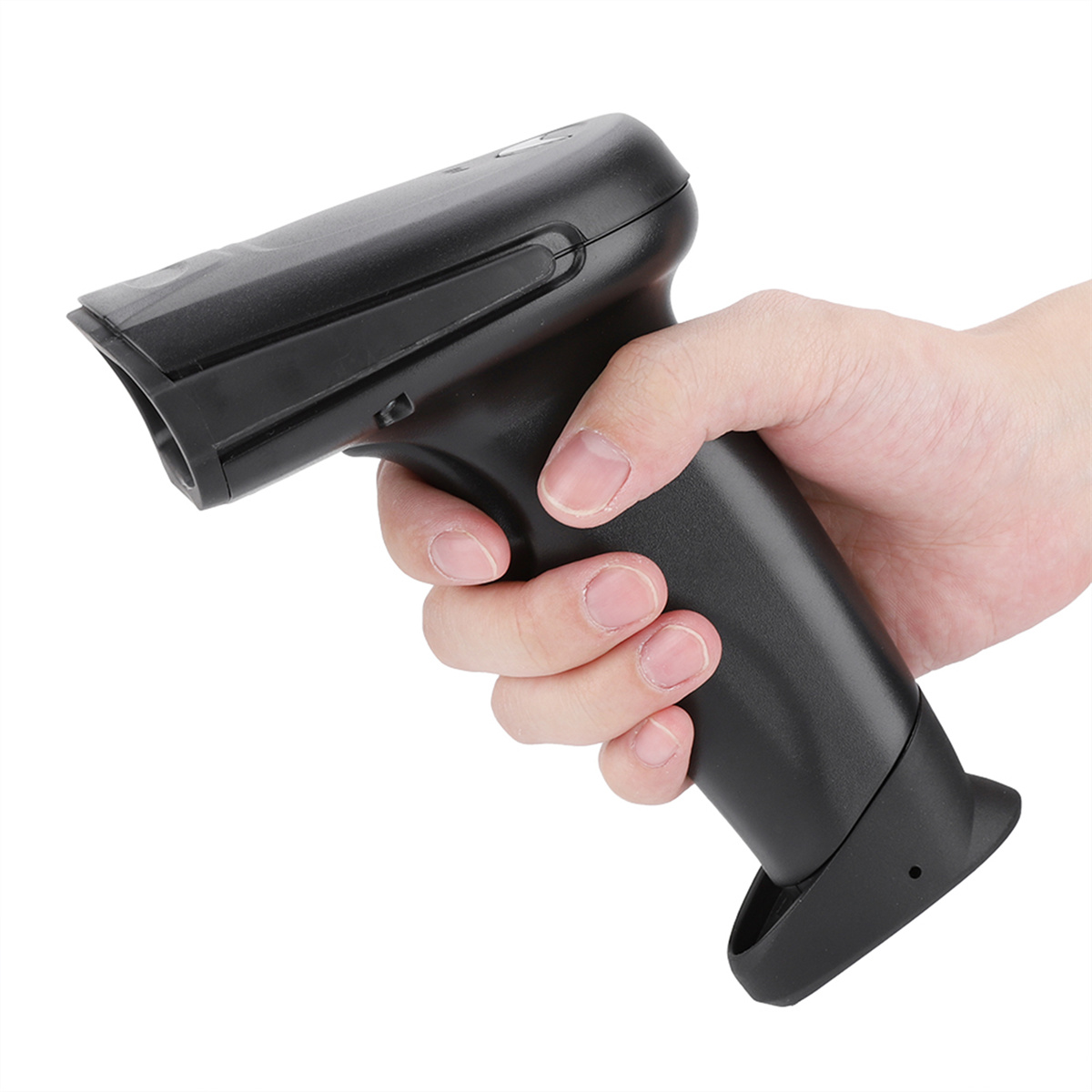 Ein schwarzer Barcodescanner wird in der Hand gehalten, vor weißem Hintergrund.