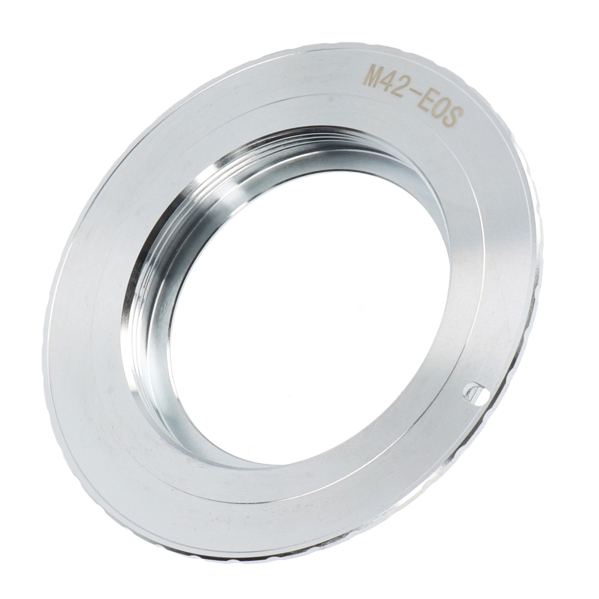 Silberner M42-EOS-Objektivadapter. Der Text M42-EOS ist auf der Oberfläche eingraviert. Es ist ein Metallring.