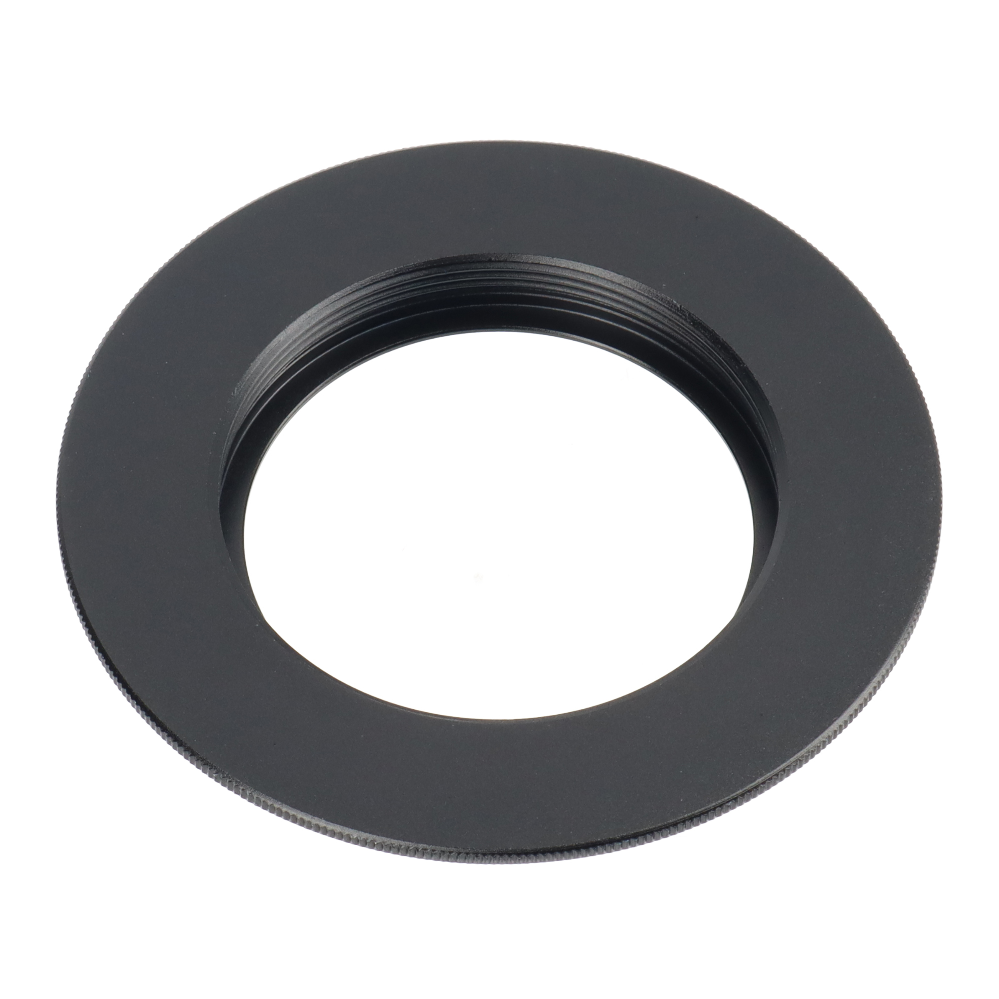 Ein schwarzer Objektivadapterring. Es hat ein Innengewinde und eine strukturierte Außenseite.