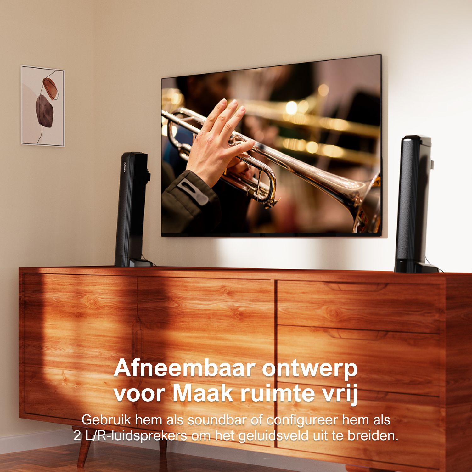 Enceintes sur un meuble avec une TV. Une personne joue de la trompette sur l'écran du téléviseur. Meuble en bois.