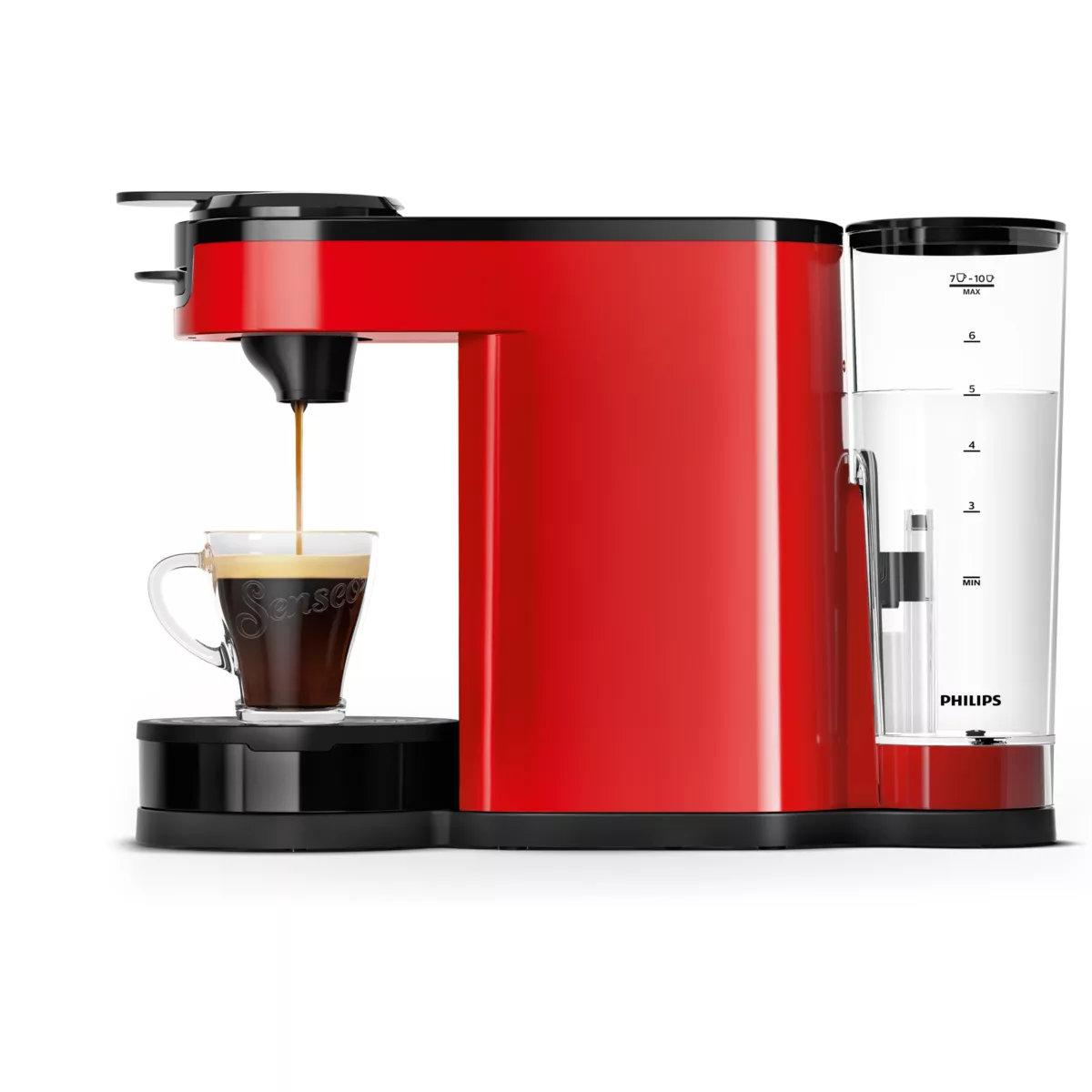 Rote und schwarze Kaffeemaschine, die Kaffee in eine Glastasse ausgibt, auf weißem Grund.