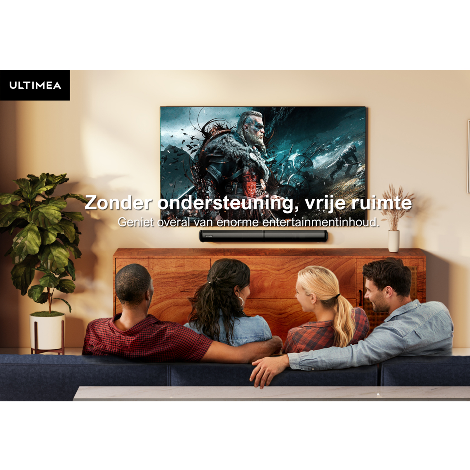 Vier mensen kijken tv. Een soundbar staat onder de tv. Een plant staat links.