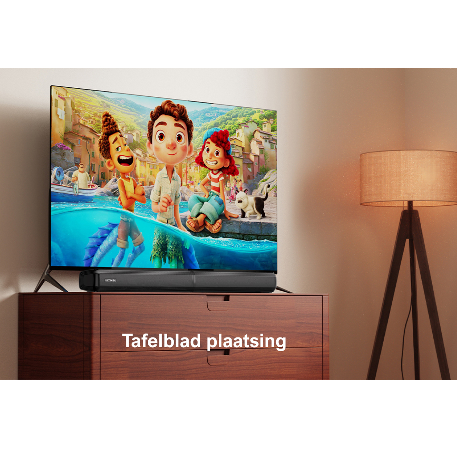Een tv met een geanimeerde scène, boven een kast. Een lamp staat in de buurt.