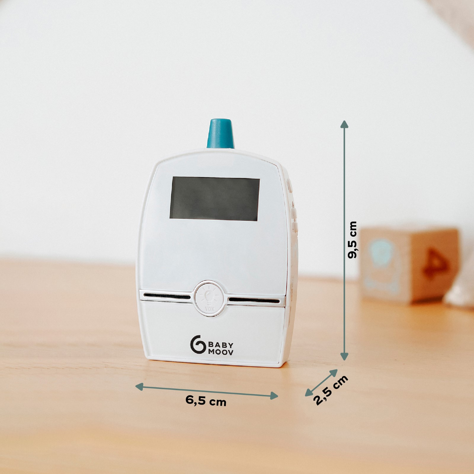 Weißer Babyphone mit Bildschirm, mit den Abmessungen 9,5 cm, 6,5 cm und 2,5 cm.