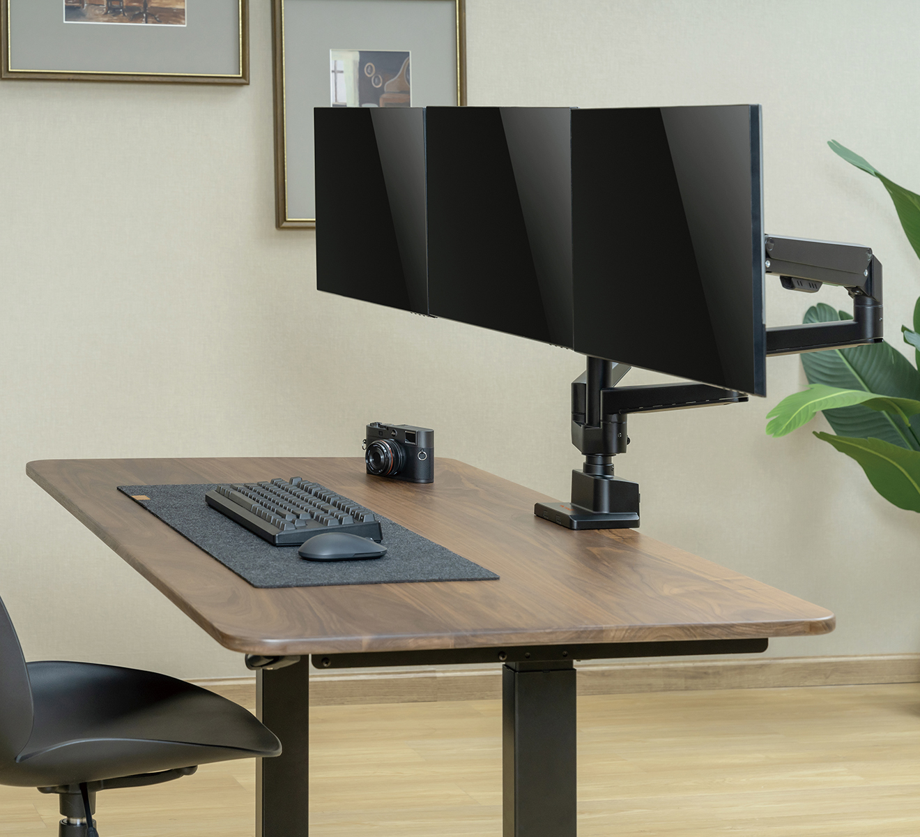 Ein Schreibtisch mit zwei Monitoren und einer Tastatur. Der Schreibtisch ist aus Holz und es gibt einen Stuhl.