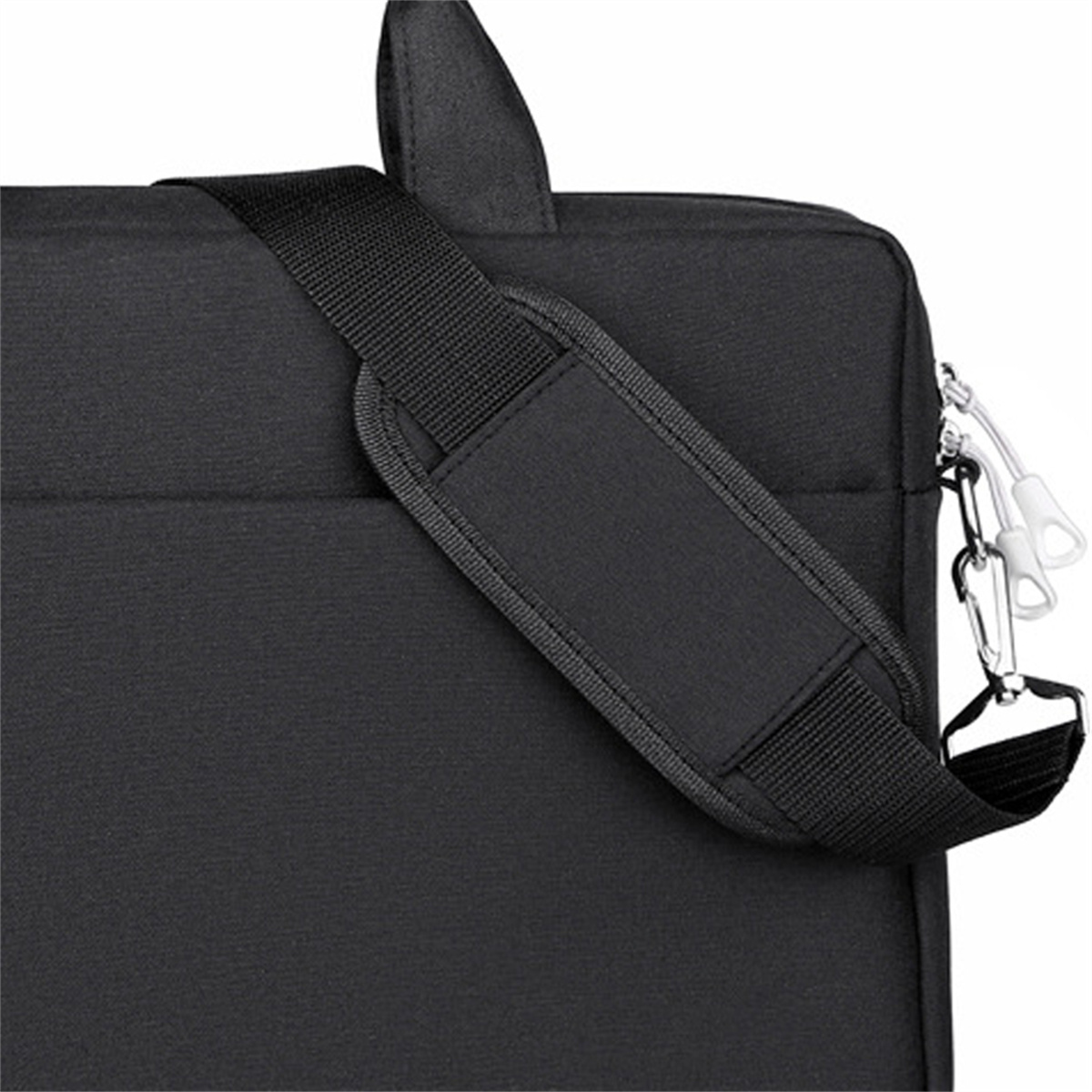 Eine schwarze Laptoptasche mit Schultergurt und silberfarbenen Verschlüssen.