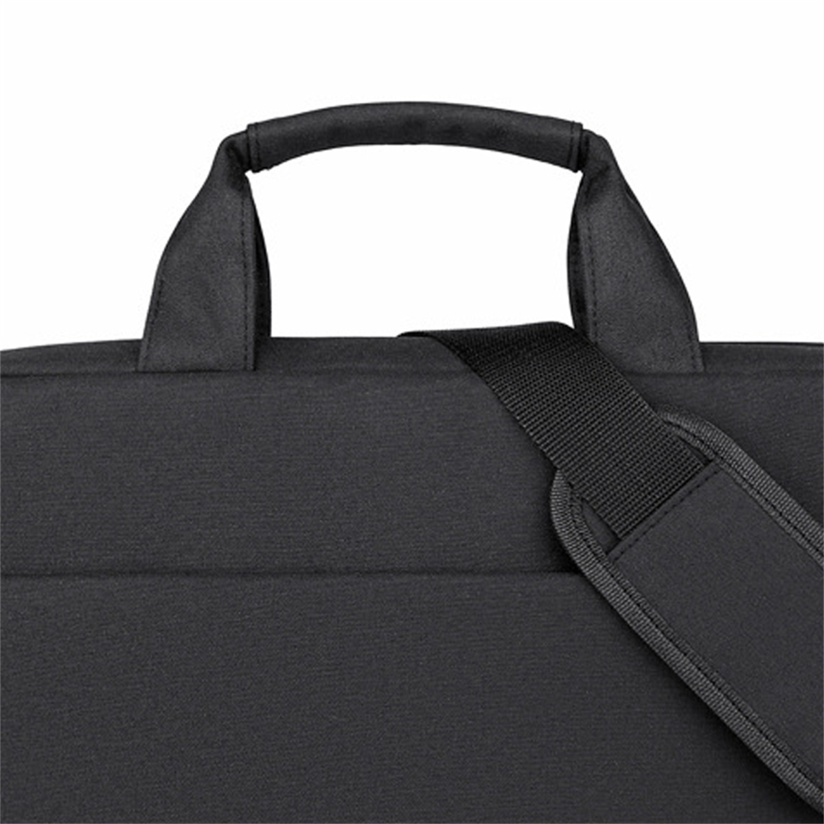 Schwarze Laptoptasche, Griff und Schultergurt sichtbar. Aus Stoff.
