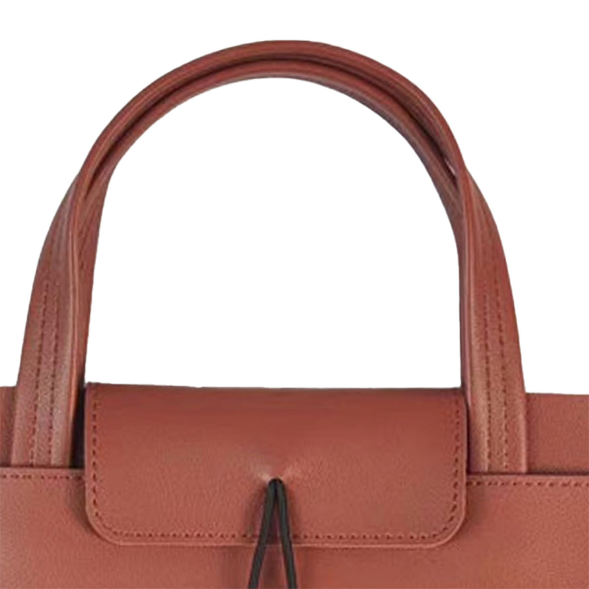 Eine hellbraune Lederhandtasche mit Henkel. Der Henkel ist gebogen und hat eine Naht.