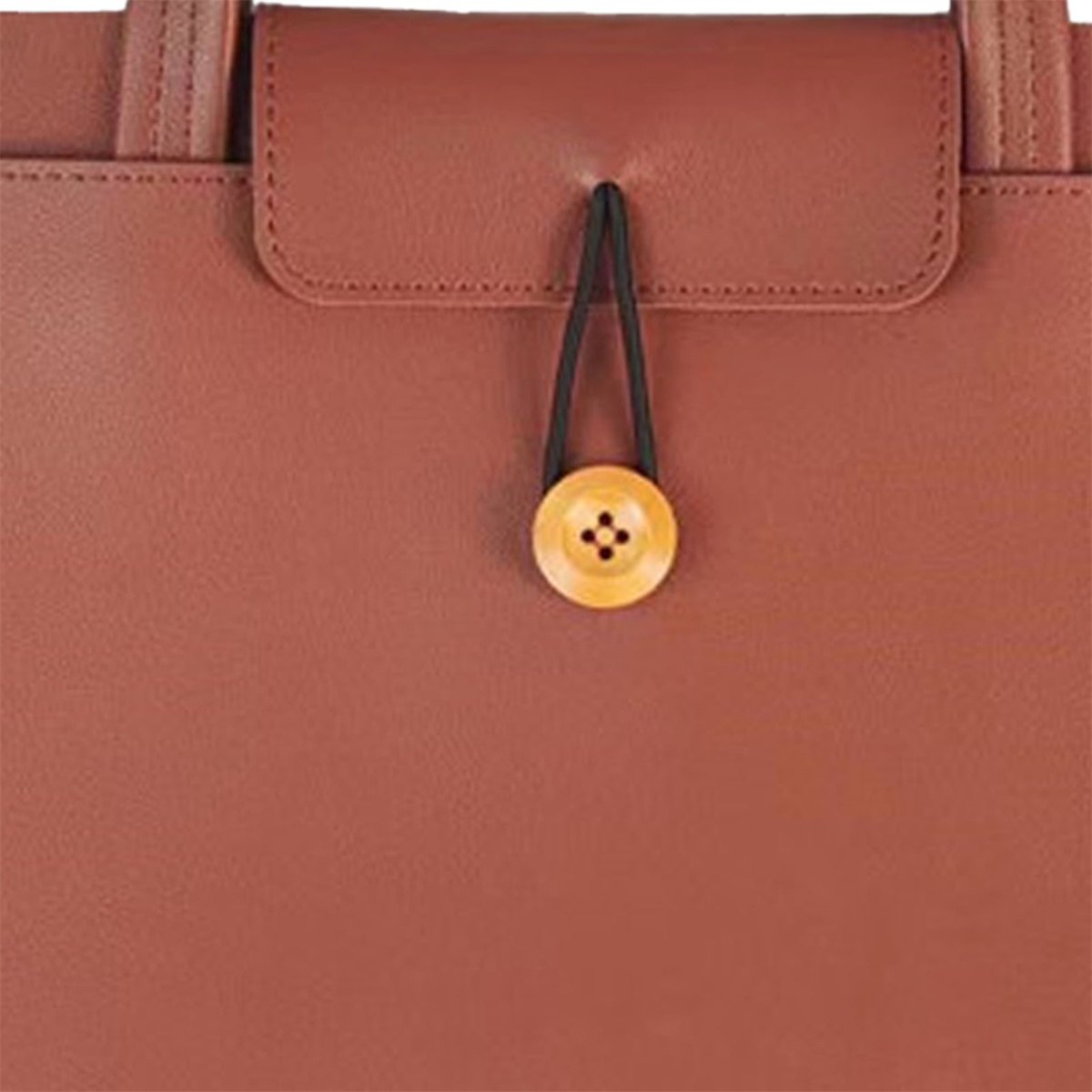 Eine braune Tasche mit Knopfverschluss und schwarzer Schnur.