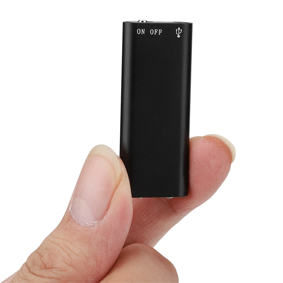 Ein kleiner schwarzer Sprachrekorder, der von einer Person gehalten wird. Er hat einen Ein/Aus-Schalter und einen USB-Anschluss.