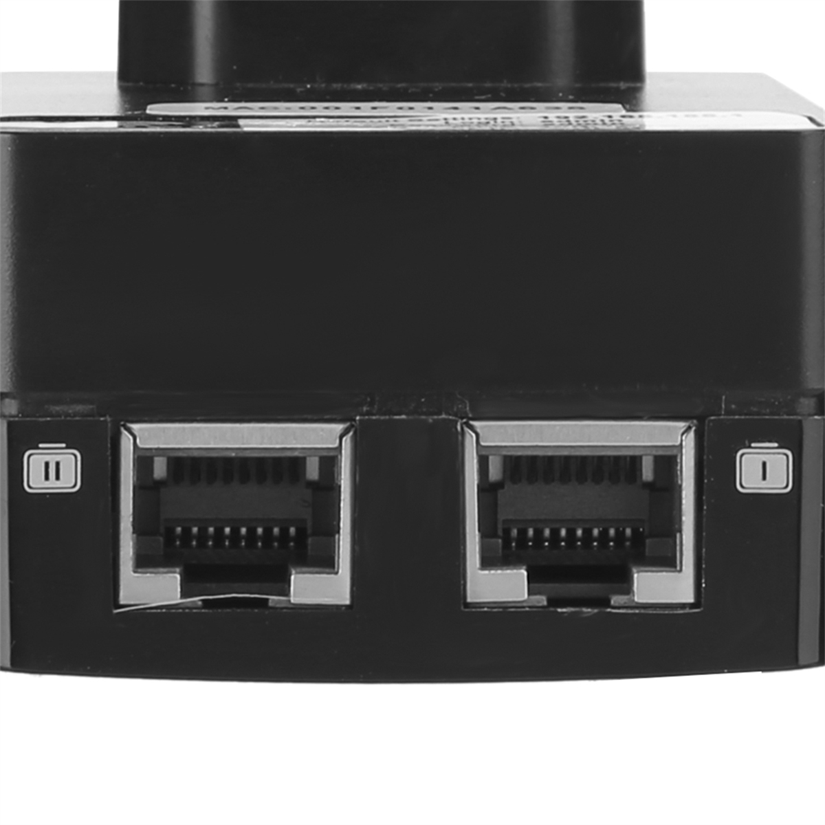 Schwarzer Netzwerk-Switch mit zwei Ethernet-Ports. Jeder Port hat 8 Pins. Der Hintergrund ist weiß.