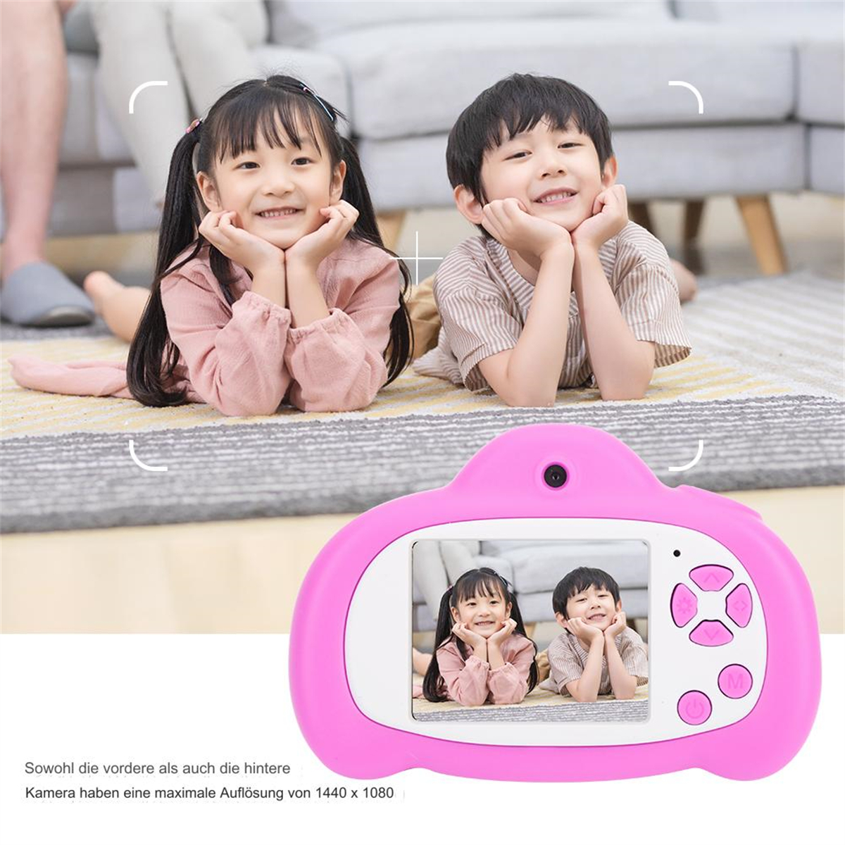 Zwei asiatische Kinder lächeln und halten eine rosa Kamera. Weißer Hintergrund.