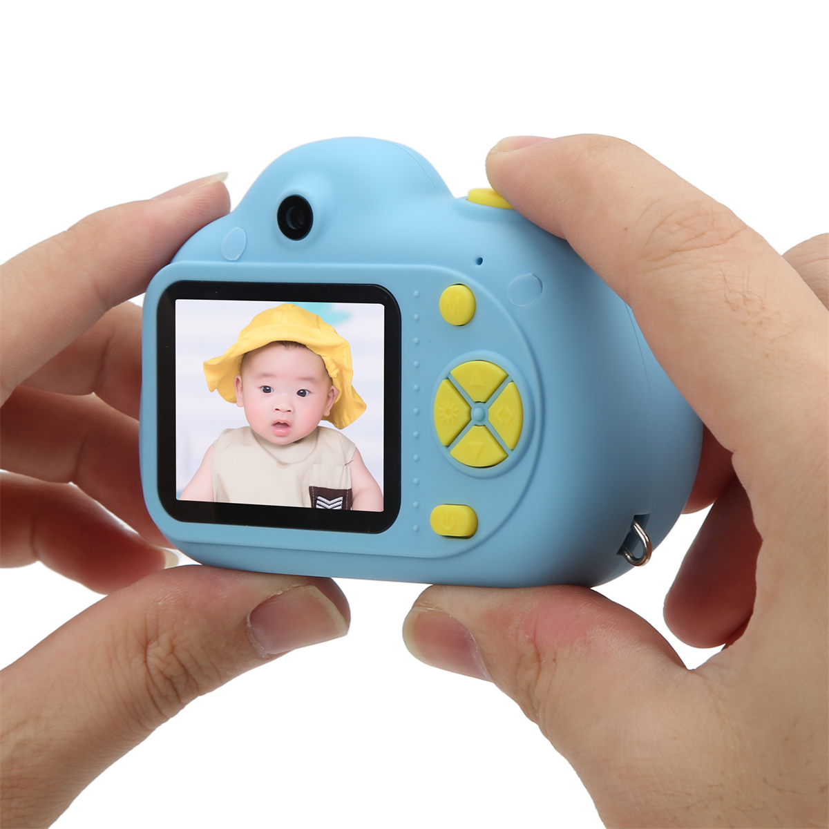Kinderhände halten eine blaue Kamera mit einem Babyfoto auf dem Bildschirm. Ein Baby trägt einen gelben Hut.