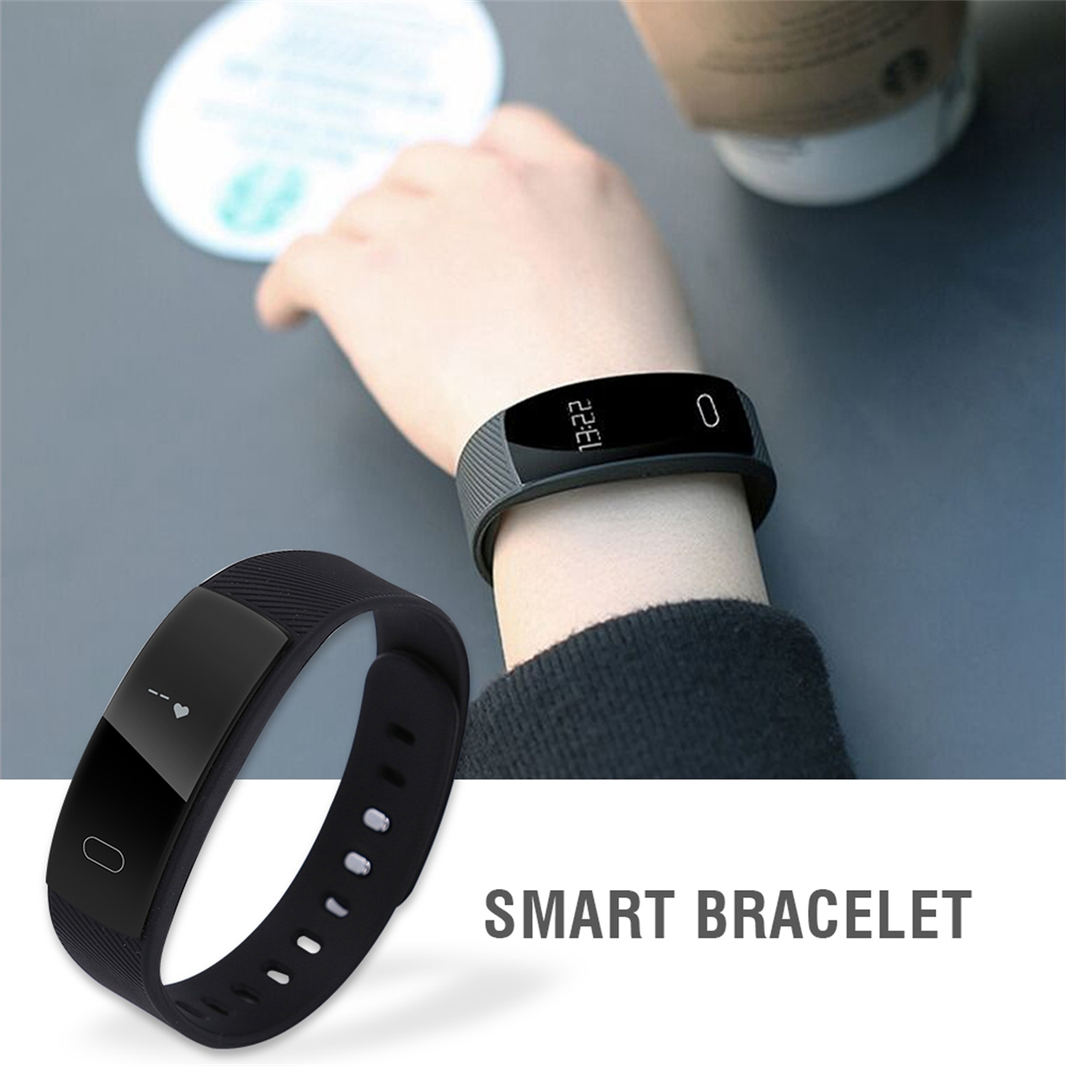 Schwarzes Smart-Armband am Handgelenk, das die Zeit anzeigt. Ein weiteres Armband links sichtbar.