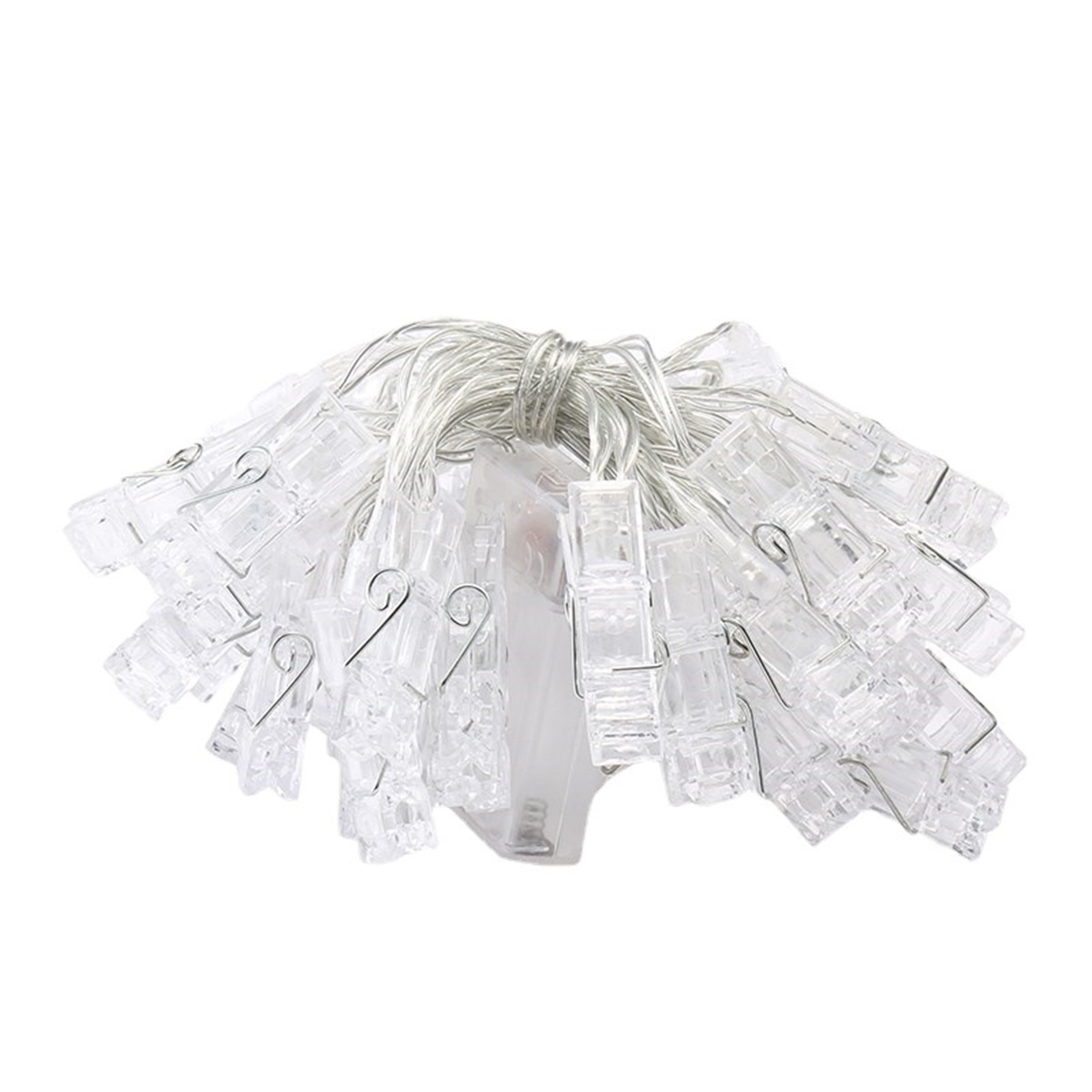 Lichterketten mit transparenten Clips. Sie sind durch einen silbernen Draht verbunden. Der Hintergrund ist weiß.
