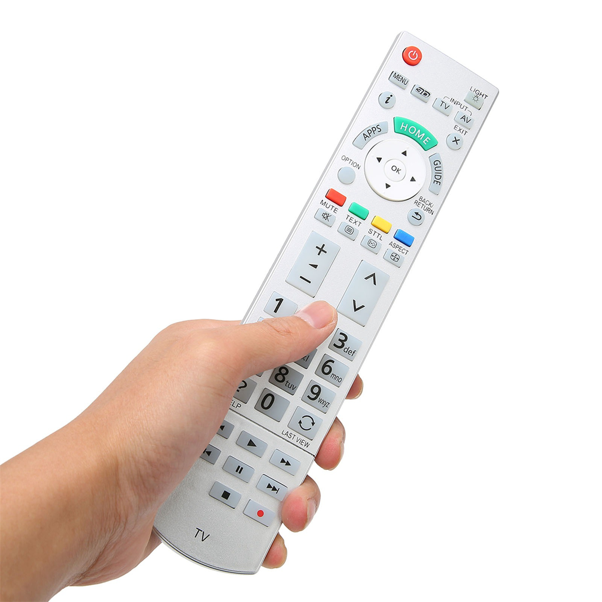 Eine Hand, die eine weiße TV-Fernbedienung hält. Die Fernbedienung hat mehrere Tasten und eine Home-Taste.