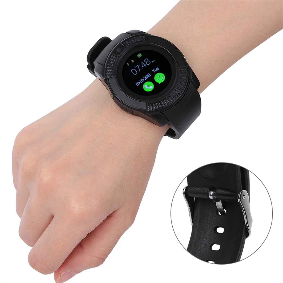 Schwarze Smartwatch am Handgelenk. Zeit: 07:48. Nahaufnahme der Schnalle des Armbands.