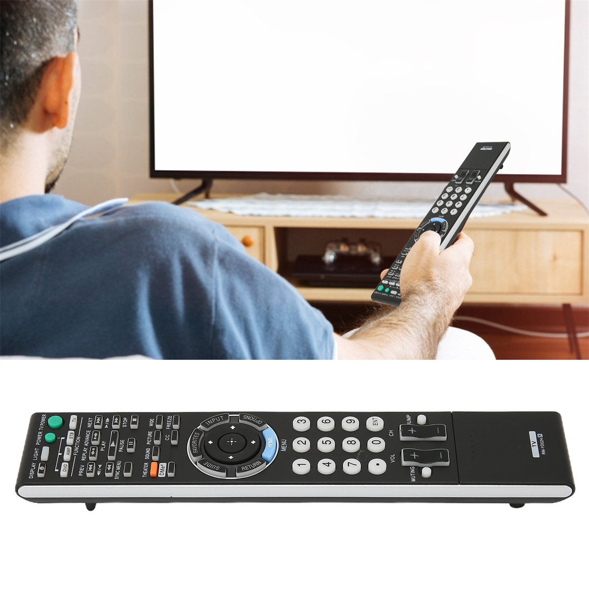 Eine Person, die eine schwarze Fernbedienung hält, und einen Fernseher mit leerem Bildschirm in einem Wohnzimmer betrachtet.
