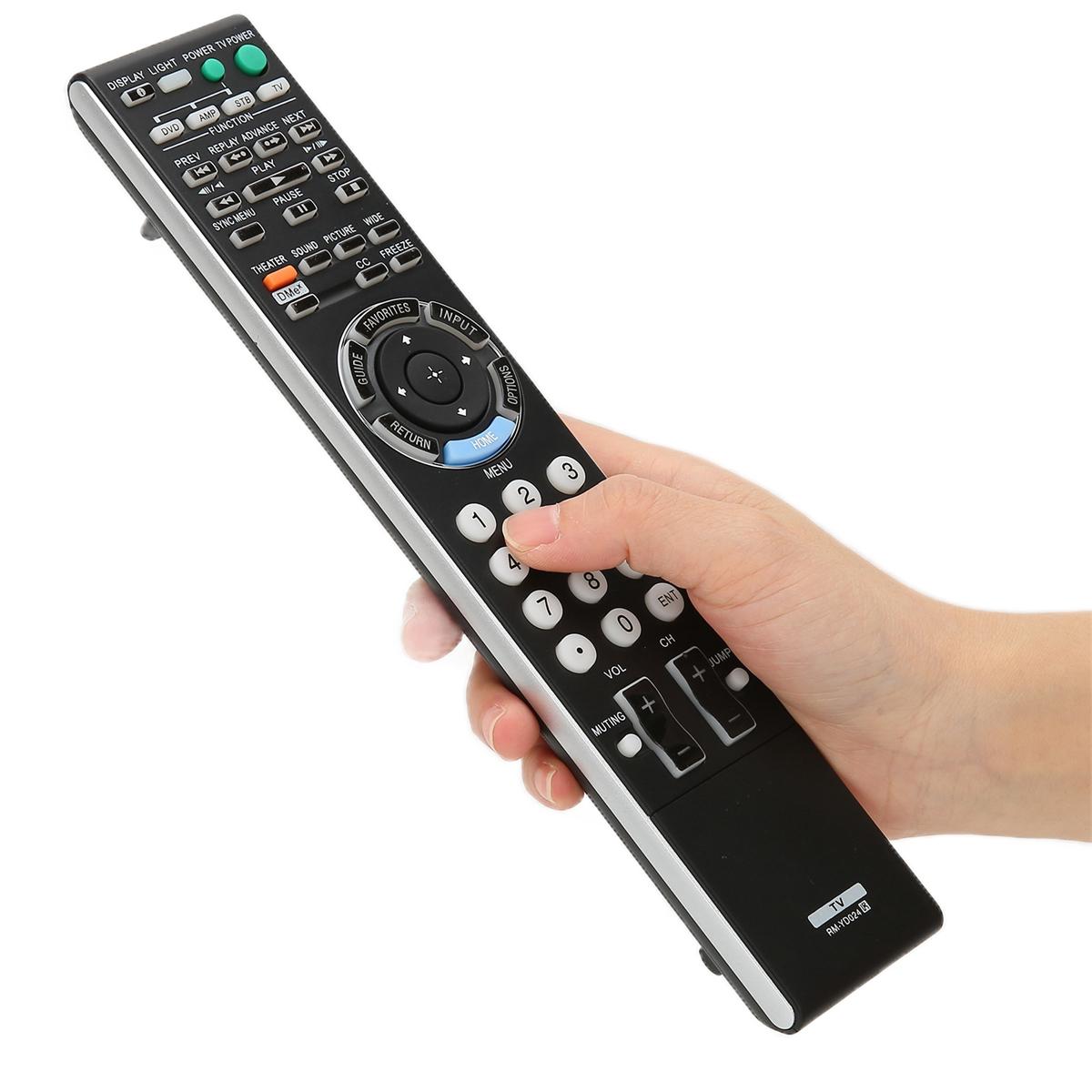 Eine Hand, die eine schwarze TV-Fernbedienung hält.