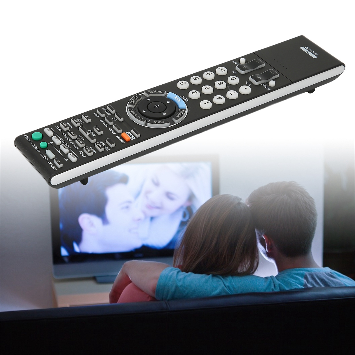 Fernbedienung und verschwommener Hintergrund von Menschen, die auf einen Fernsehbildschirm schauen.