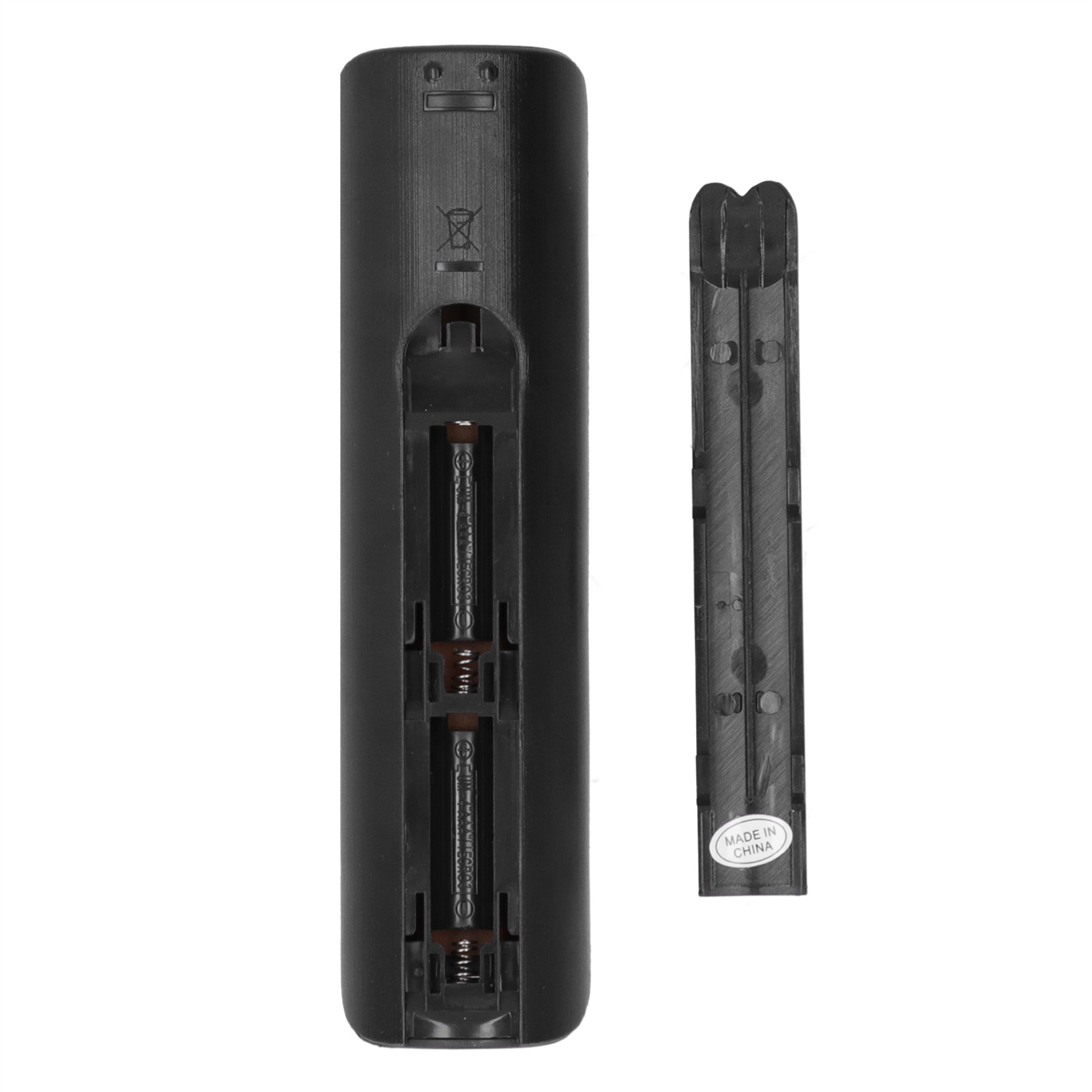 Schwarze Fernbedienung mit geöffnetem Batteriefach, zwei Batteriefächer. Aufkleber "Made in China".