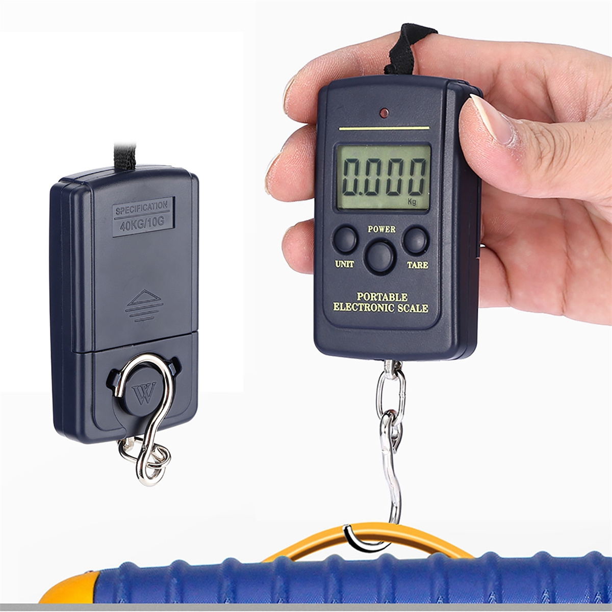 Eine tragbare elektronische Waage in der Hand mit einem Haken, der einen Kleiderbügel hält. Anzeige zeigt 0,000 kg.