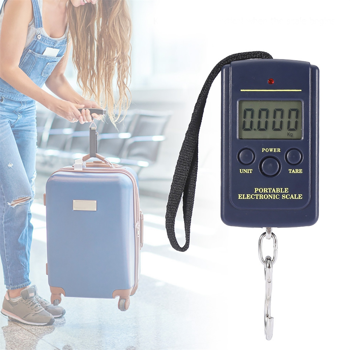 Eine Person wiegt mit einer tragbaren elektronischen Waage einen blauen Koffer.