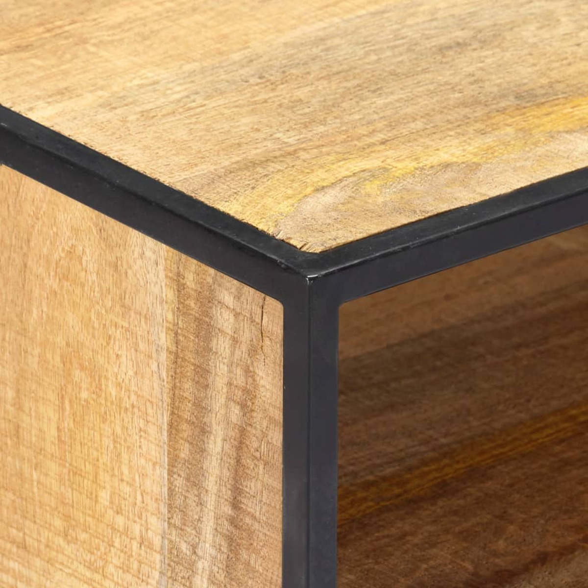 Nahaufnahme einer Holzkastenecke mit schwarzem Metallrahmen.