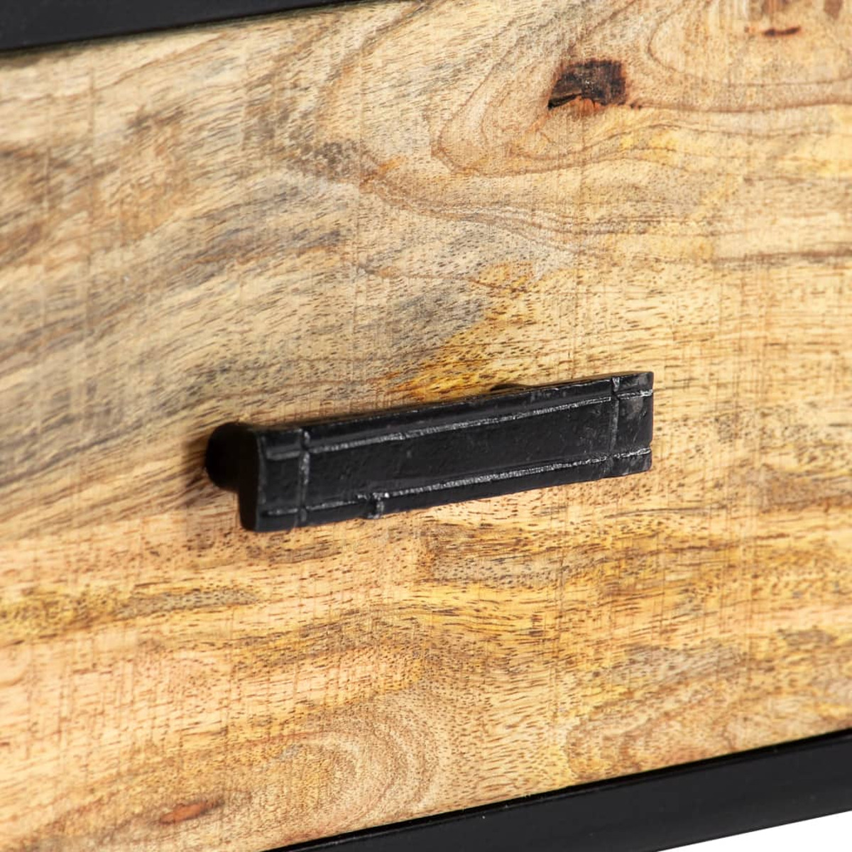 Holzschubladenfront mit schwarzem Griff. Das Holz hat eine natürliche Maserung und einen schwarzen Rahmen.
