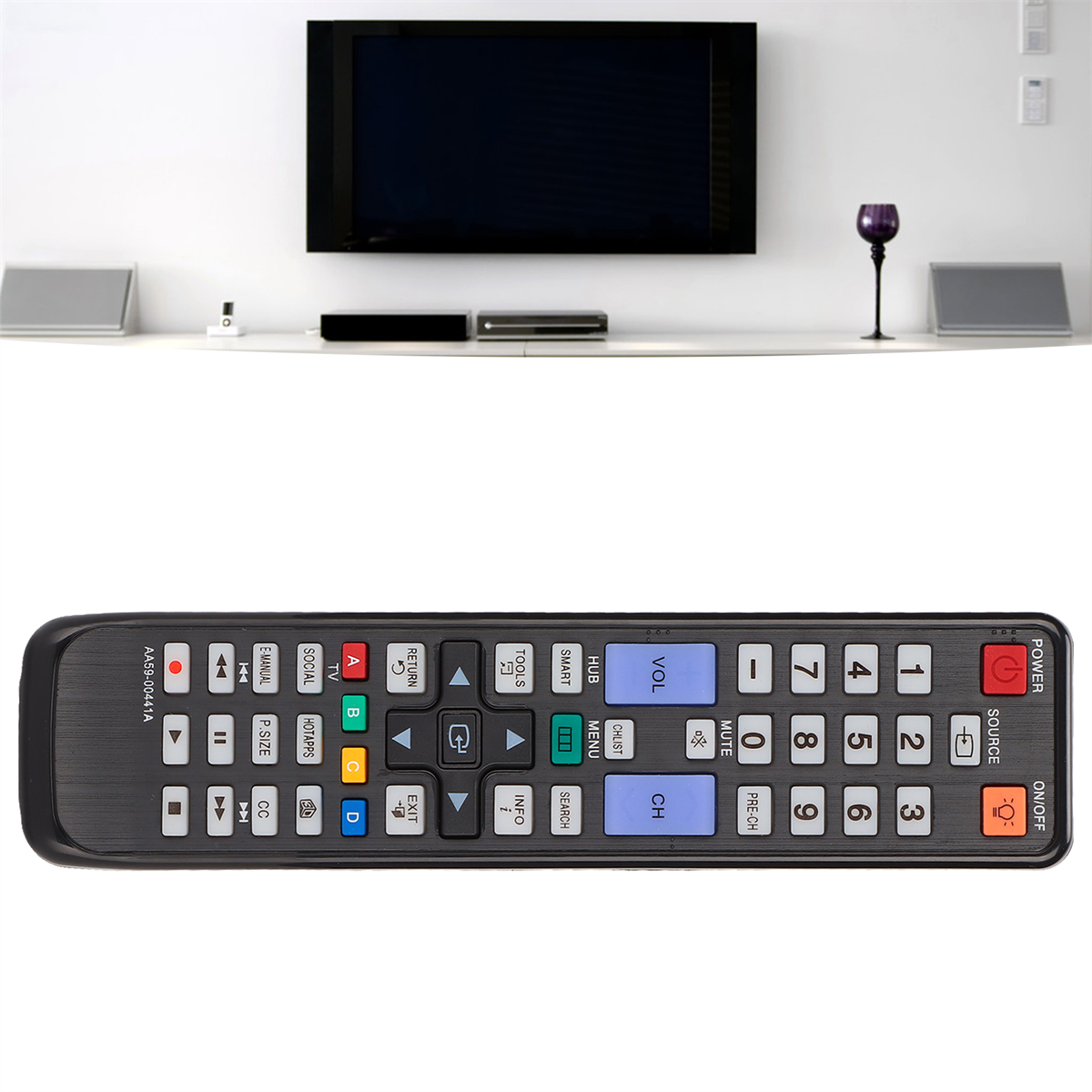 Eine schwarze TV-Fernbedienung mit vielen Knöpfen, im Hintergrund ein Fernseher.