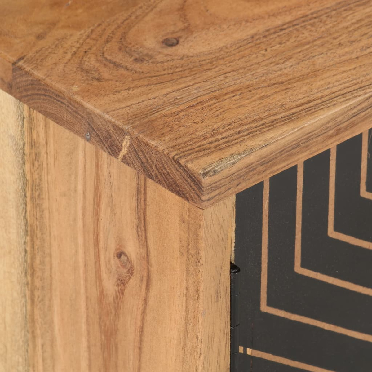 Primer plano de una esquina de armario de madera con diseño geométrico negro.