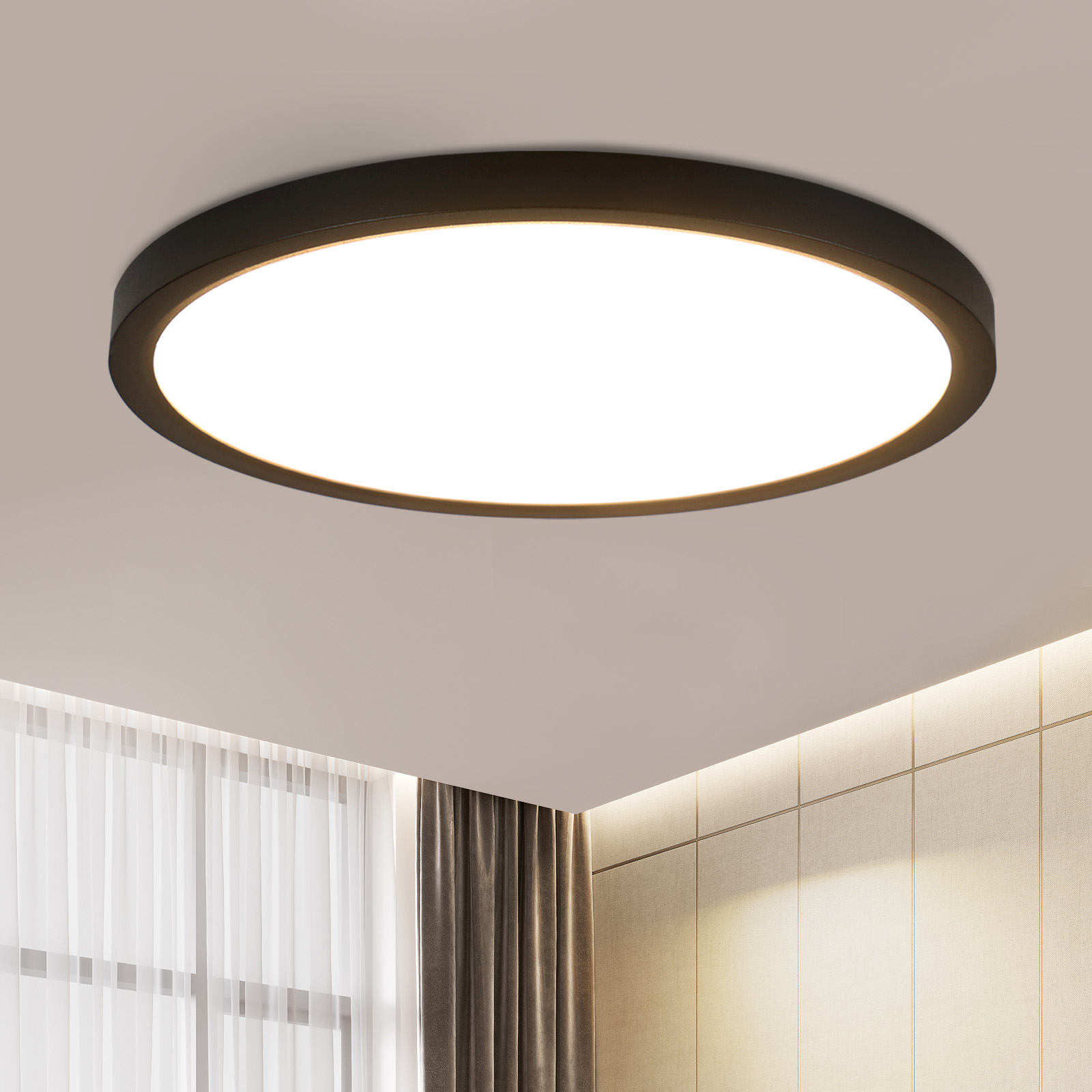 Una luce da soffitto rotonda e nera. È installata contro un soffitto bianco.