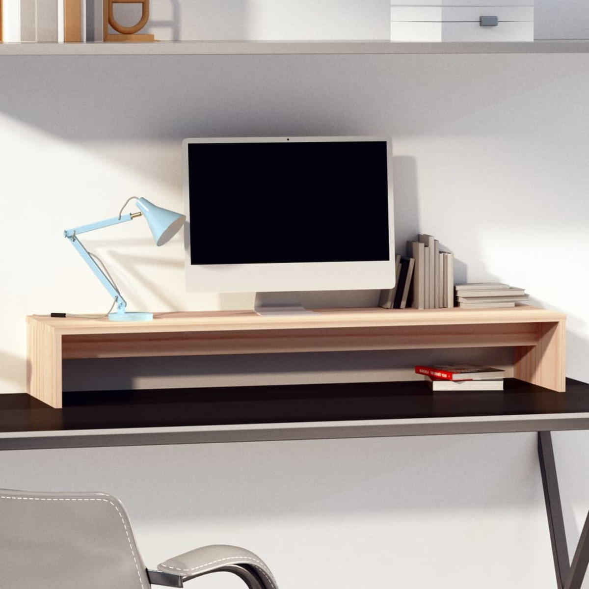 Monitorständer aus Holz mit Lampe und Büchern oben und Schreibtisch darunter.