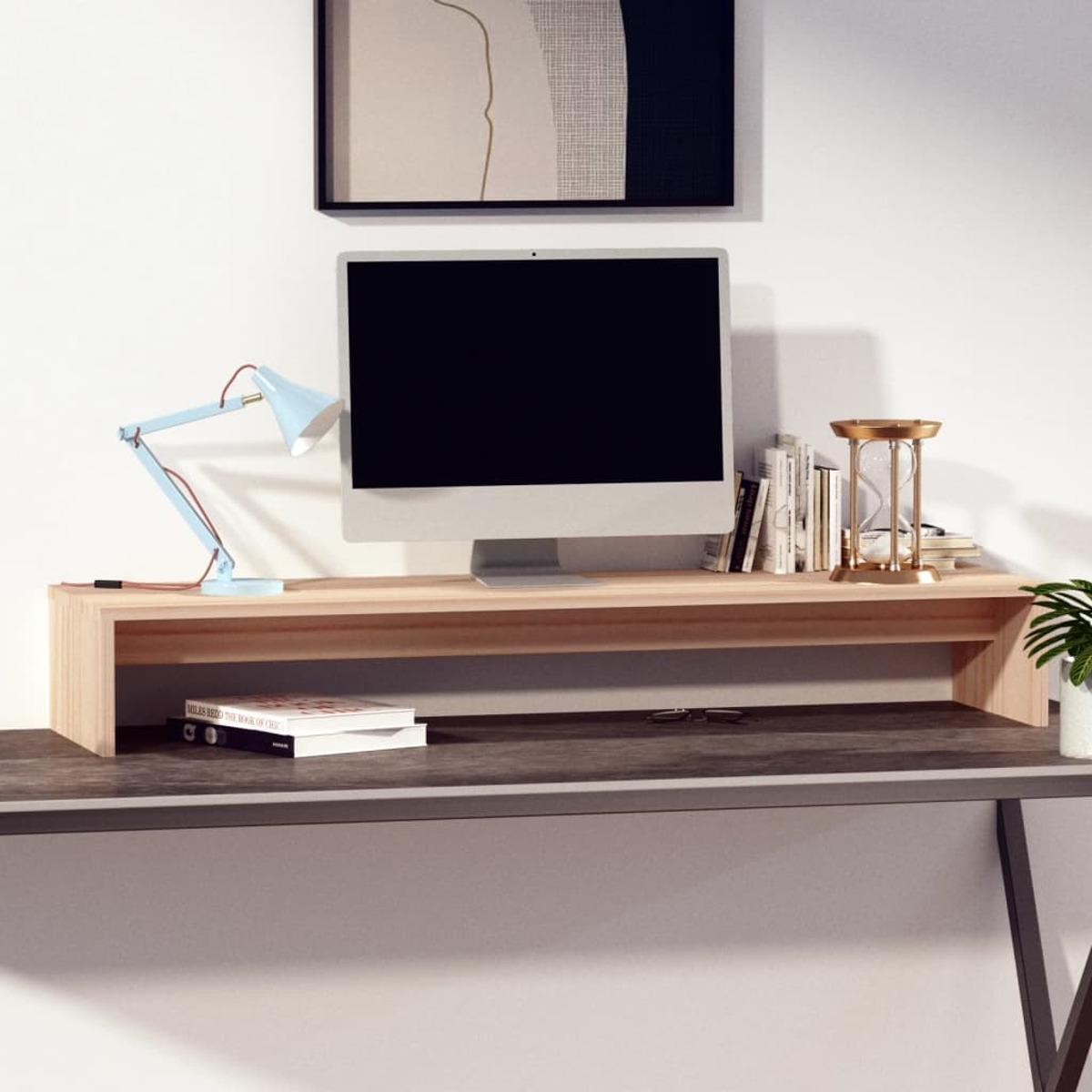 Schreibtisch mit Computer, Lampe, Büchern und Pflanze; neutral, modernes Aussehen.