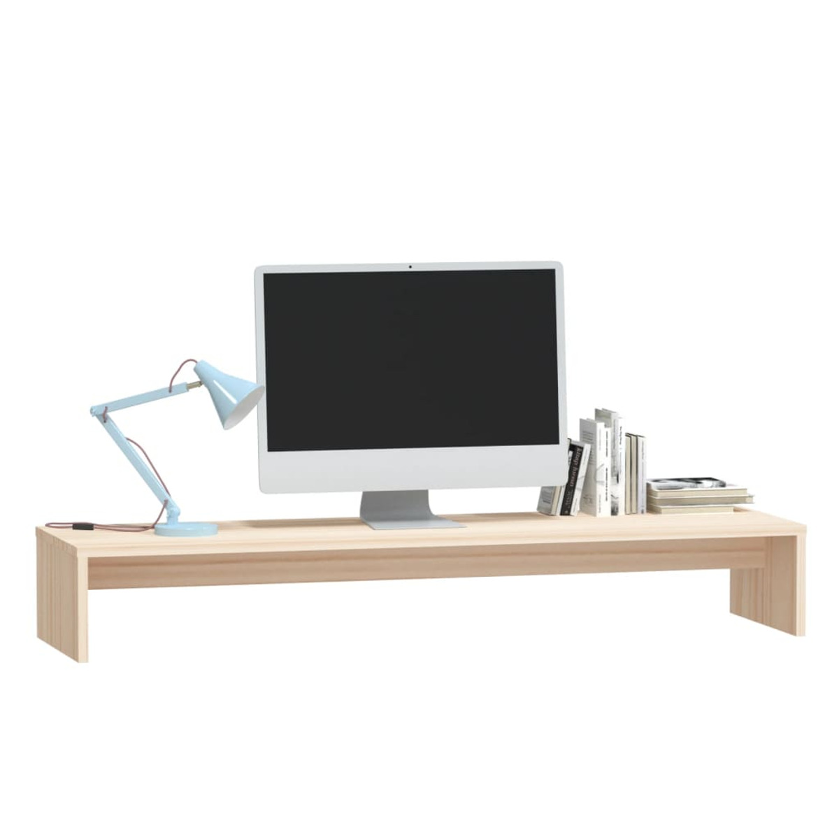 Schreibtisch mit Monitor, Büchern und Lampe auf einem hellen Holzschreibtisch, weißer Hintergrund.