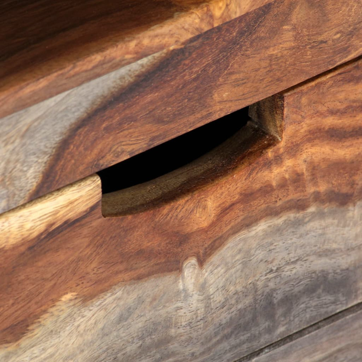 Nahaufnahme eines Holzschubladengriffs, der die Krümmung und die Maserung des Holzes zeigt.
