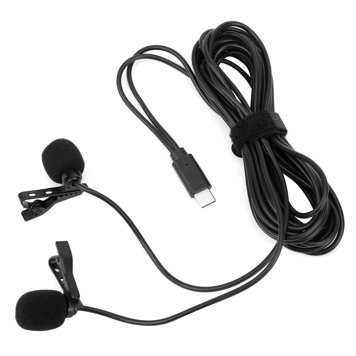 Zwei schwarze Ansteckmikrofone mit Clips und Schaumstoff, verbunden mit USB-C-Kabel.