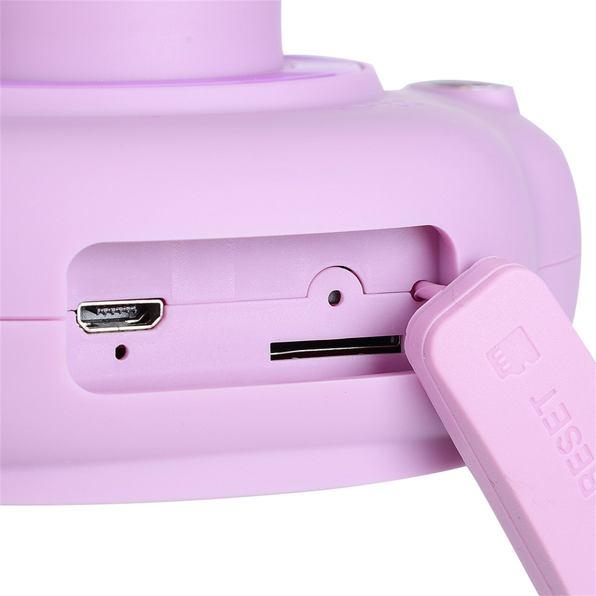 Nahaufnahme eines rosa Geräts mit Anschlüssen und einer Reset-Taste.