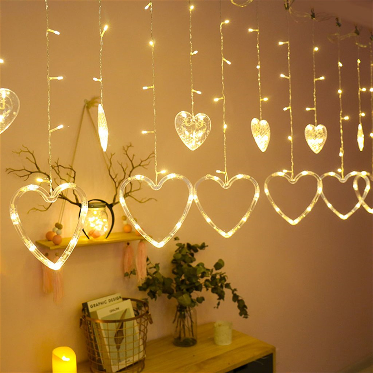 Lichterkette mit leuchtenden Herzformen. Dekoration einer Wand mit Regal und Buch.