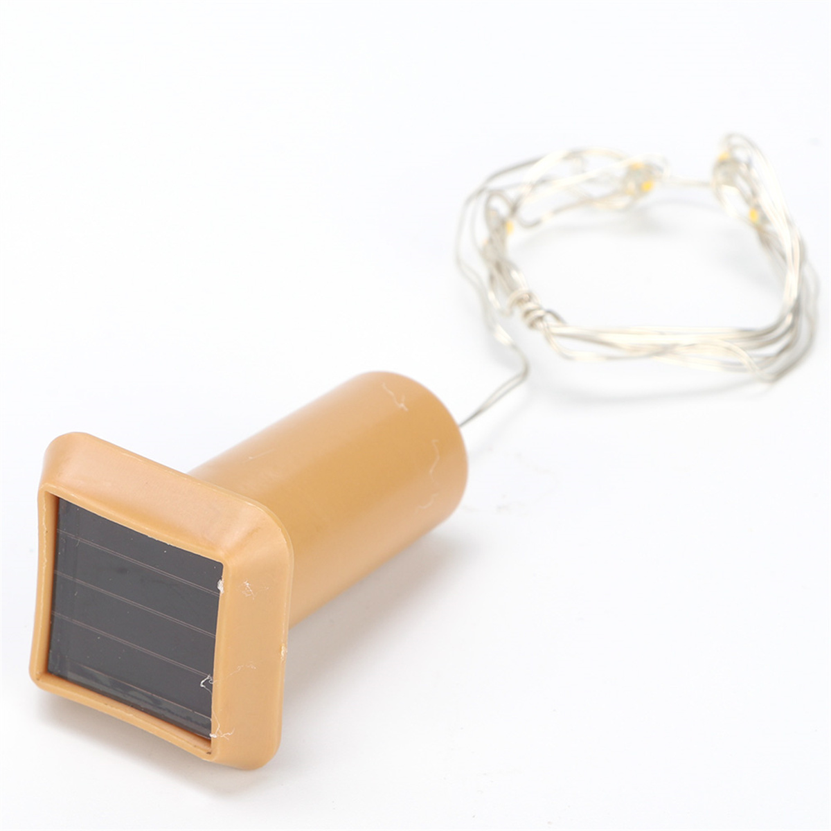 Solarbetriebene Flaschenkappenleuchte mit braunem Deckel und silbernen Drahtlichtern. Weißer Hintergrund.