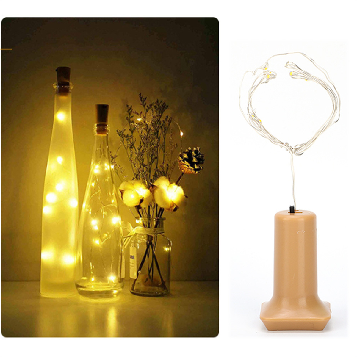 Zwei Glasflaschen mit Lichtern und ein Flaschenverschluss mit Lichtern. Auch ein Glas mit Blumen ist vorhanden.
