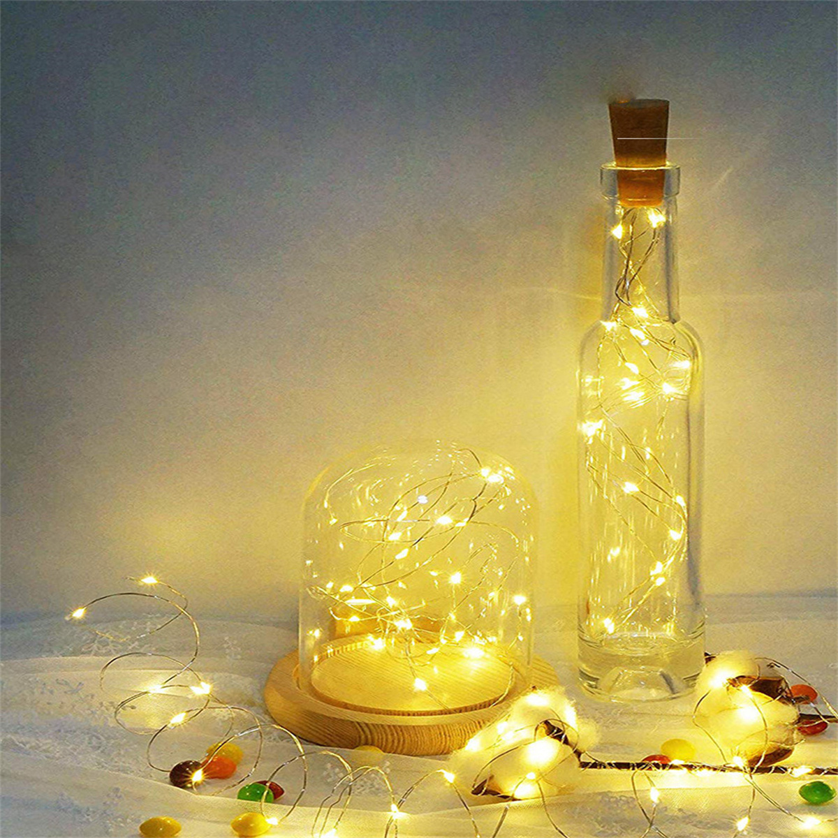Glasflasche mit Lichterkette, Glaskuppel mit Lichtern und Deko.