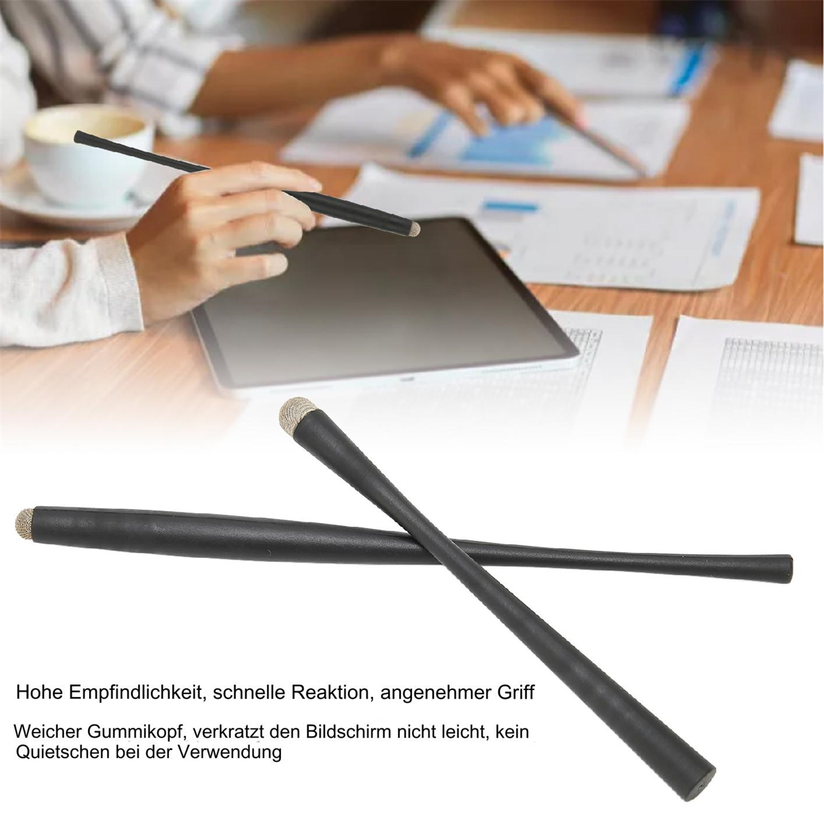 Zwei schwarze Stifte mit goldener Spitze auf weißem Hintergrund. Eine Person arbeitet an einem Tablet.