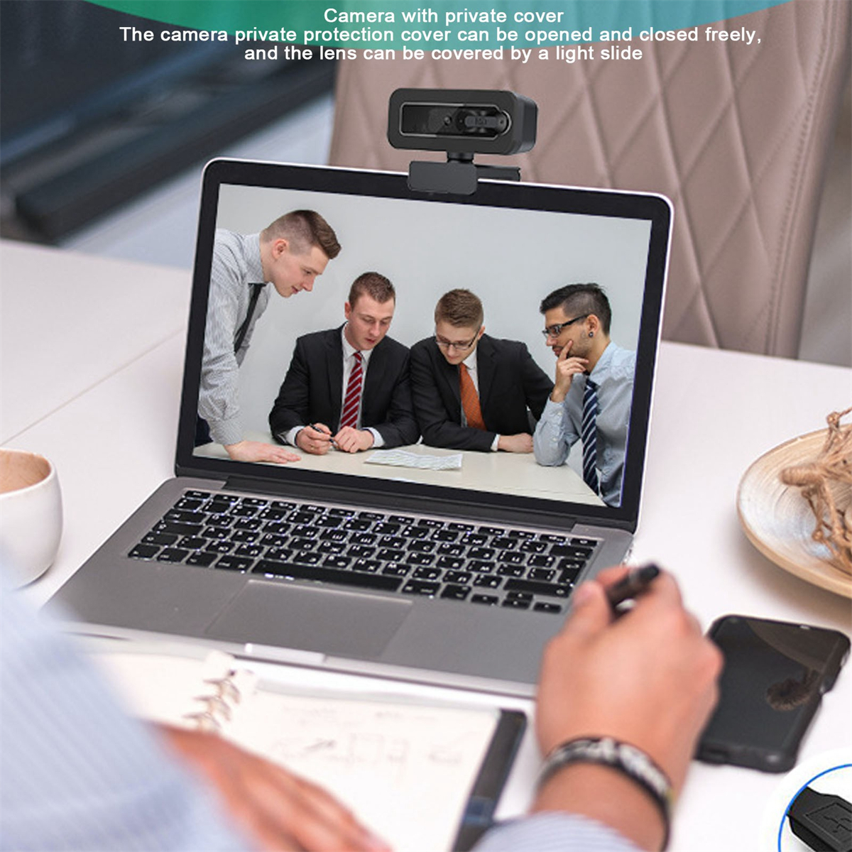 Laptop-Bildschirm, der vier Personen in einem Videoanruf zeigt. Eine Webcam ist oben am Laptop montiert.