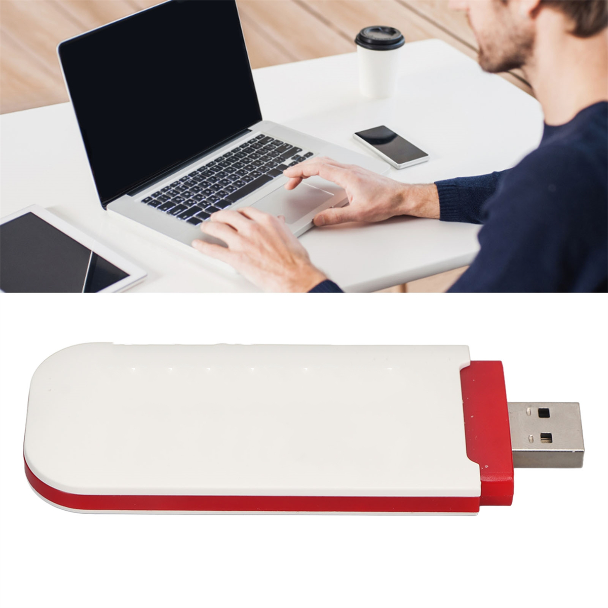 Eine Person arbeitet an einem Laptop und einem USB-Stick. Ein Telefon und eine Kaffeetasse sind auf dem Tisch.