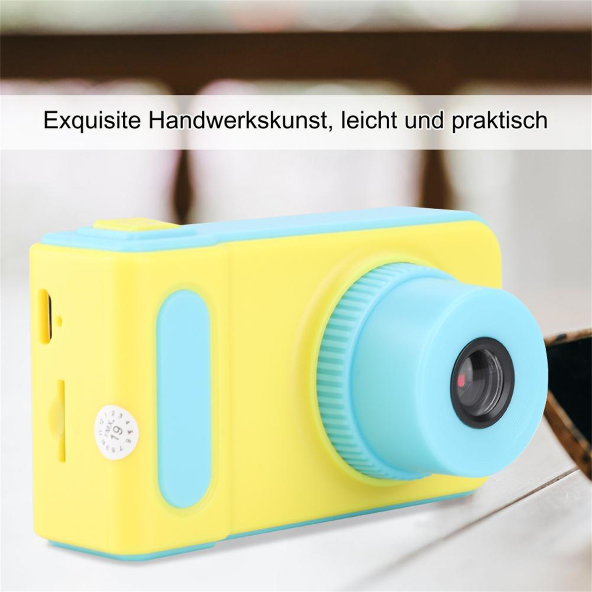 Gelb-blaue Kinderkamera mit Linse und Bildschirm.