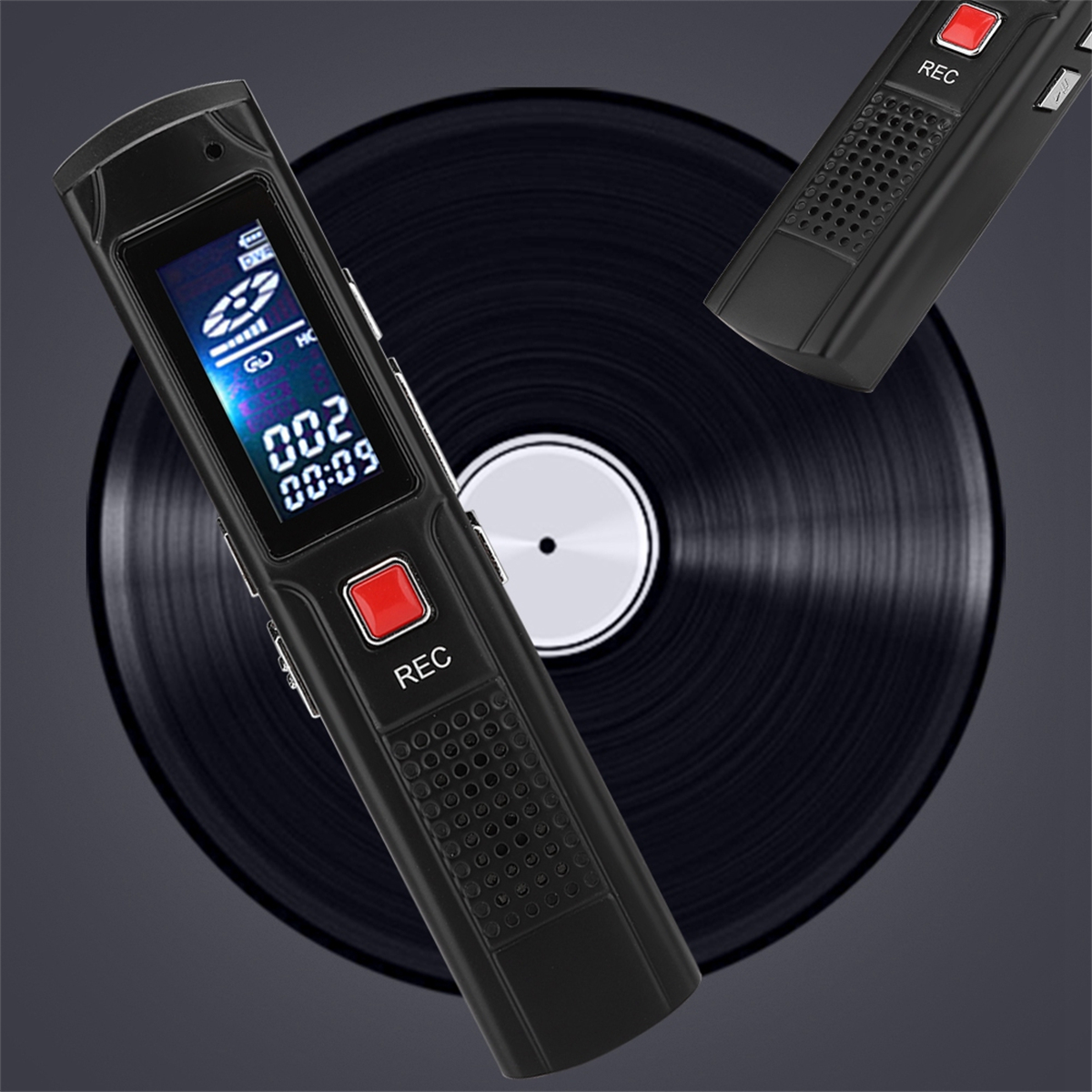 Schwarzer digitaler Sprachrekorder mit LCD-Bildschirm und REC-Taste, über einer Schallplatte.