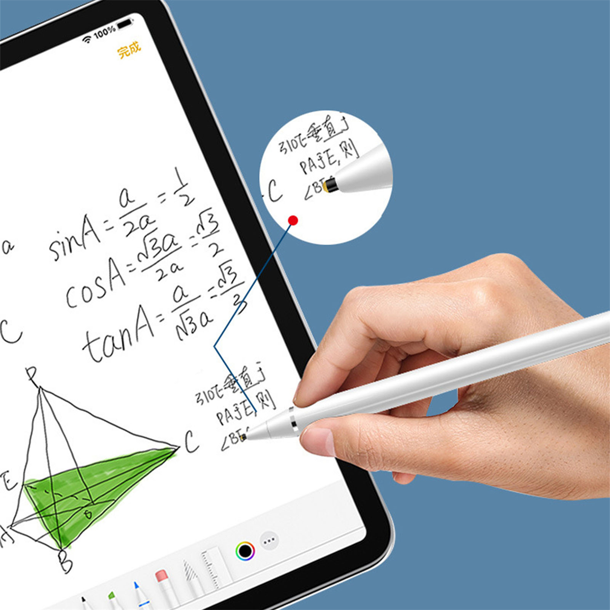 Eine Hand hält einen Stift und berührt ein Tablet, das mathematische Gleichungen anzeigt.