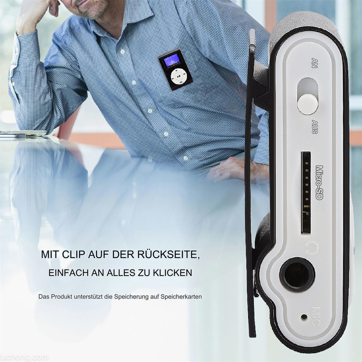Mann mit MP3-Player am Hemd. Schwarz-weißes Gerät mit Display.